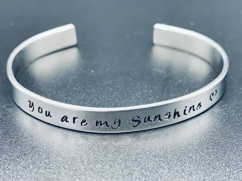 Sie Glaubte, Sie Könnte Von Hand Gestempelt Armband - Aluminium Edelstahl von Ashijewelers