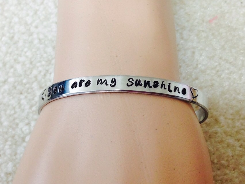 Sie Sind Mein Sonnenschein Armband - Personalisierte Hand Gestempelt Aluminium Manschette-Personalisierte Dünne 1/4 Zoll von Ashijewelers