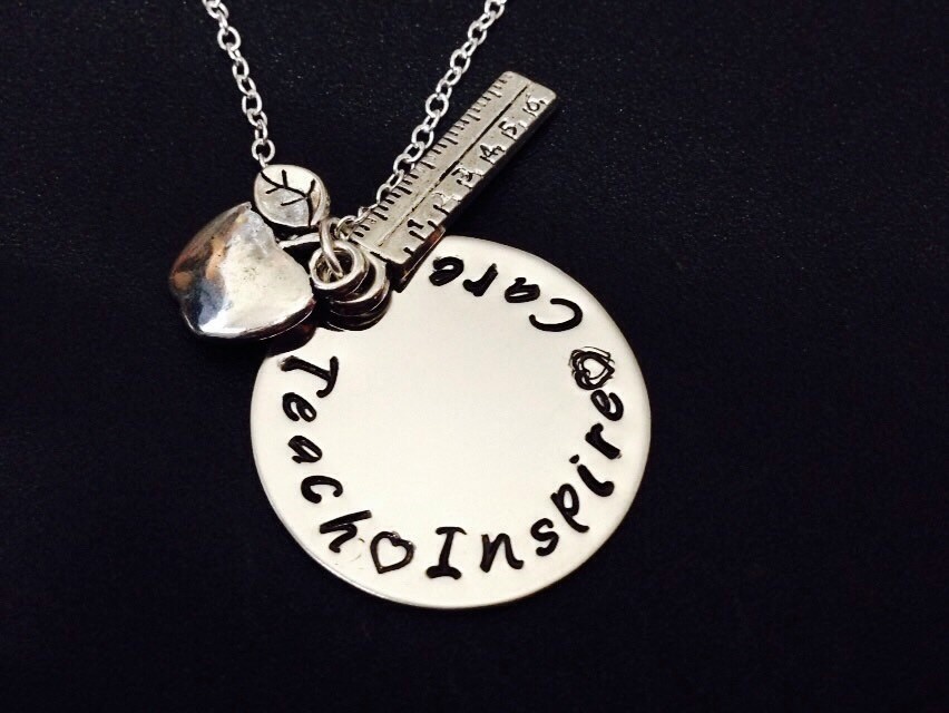 Teach Inspire Care-Teacher Wertschätzungsgeschenk - Personalisierter Schmuck Lehrer Halskette Lehrerschmuck Handgestempeltes Lehrergeschenk #8 von Ashijewelers