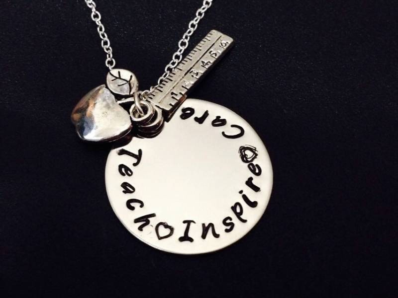 Teach Inspire Care-Teacher Wertschätzungsgeschenk - Personalisierter Schmuck Lehrer Halskette Lehrerschmuck Handgestempeltes Lehrergeschenk #8 von Ashijewelers