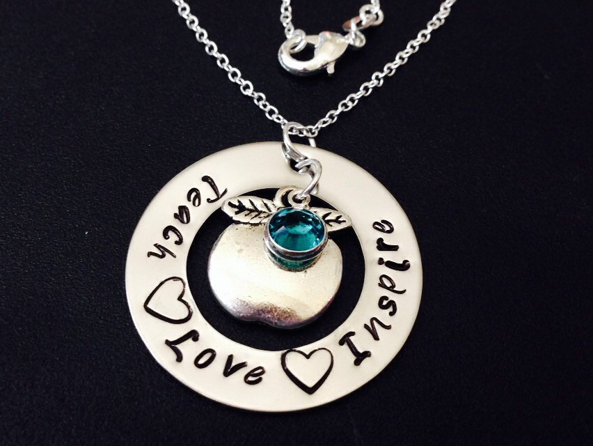 Teach Love Inspire Handgestempelte Lehrer Halskette - Wertschätzung Geschenk Handgestempelter Schmuck Personalisiert Edelstahl von Ashijewelers