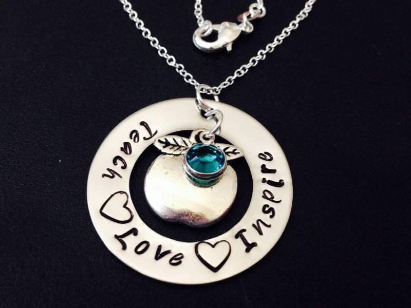 Teach Love Inspire Handgestempelte Lehrer Halskette - Wertschätzung Geschenk Handgestempelter Schmuck Personalisiert Edelstahl von Ashijewelers