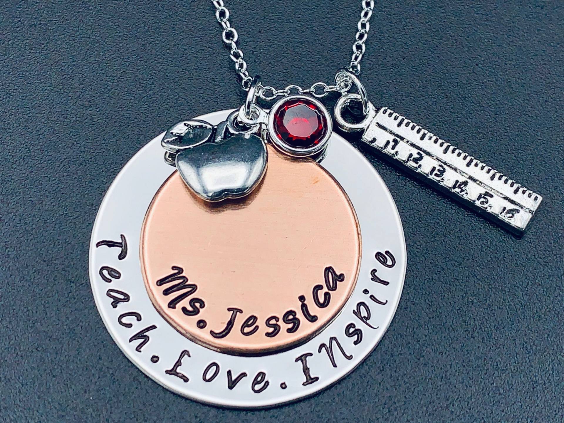 Teach Love Inspire -Teacher Appreciation Gift -Personalisierter Schmuck - Lehrerkette Lehrerschmuck Handgestempeltes Geschenk Des Lehrers von Ashijewelers