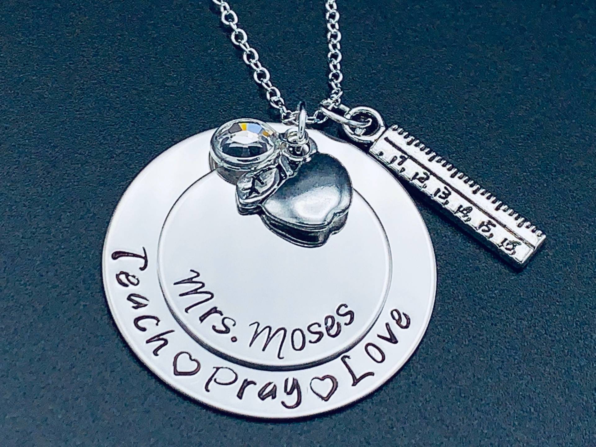 Teach Pray Love-Lehrer-Dankesgeschenk - Personalisierter Schmuck Lehrer Halskette Lehrerschmuck Handgestempeltes Lehrergeschenk #4 von Ashijewelers