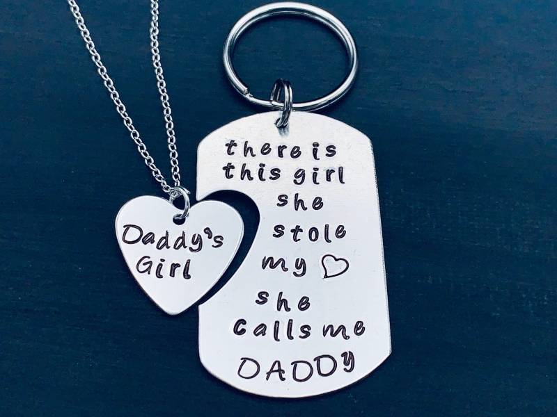 There Is This Girl She Calls Me Daddy Vatertags-Personalisiert Hand Gestempelt Daddy Tochter Schlüsselanhänger Halskette - Valentinstag Geschenk There Is This Girl She Calls Me Daddy Vatertags-Personalisiert Hand Gestempelt Daddy Tochter Schlüsselanhänger Halskette - Valentinstag Geschenk von Ashijewelers