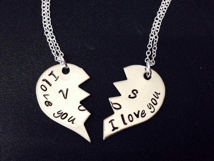 Valentinstag Geschenk/Ich Liebe Dich - Paar Halskette Set Initialen Interlocking Broken Heart Mit Infinity Symbole Edelstahl von Ashijewelers