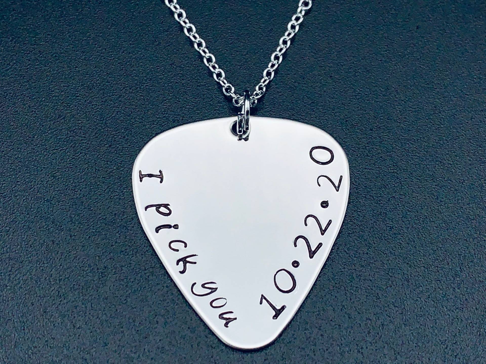 Valentinstag-Geschenk/Ich Wähle Sie, Hand Gestempelt Gitarre Pick Halskette-Personalisierte Wählen Sie Speichern Das Datum Halskette Von von Ashijewelers
