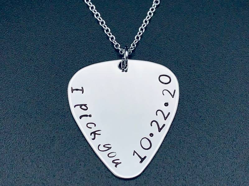 Valentinstag-Geschenk/Ich Wähle Sie, Hand Gestempelt Gitarre Pick Halskette-Personalisierte Wählen Sie Speichern Das Datum Halskette Von von Ashijewelers