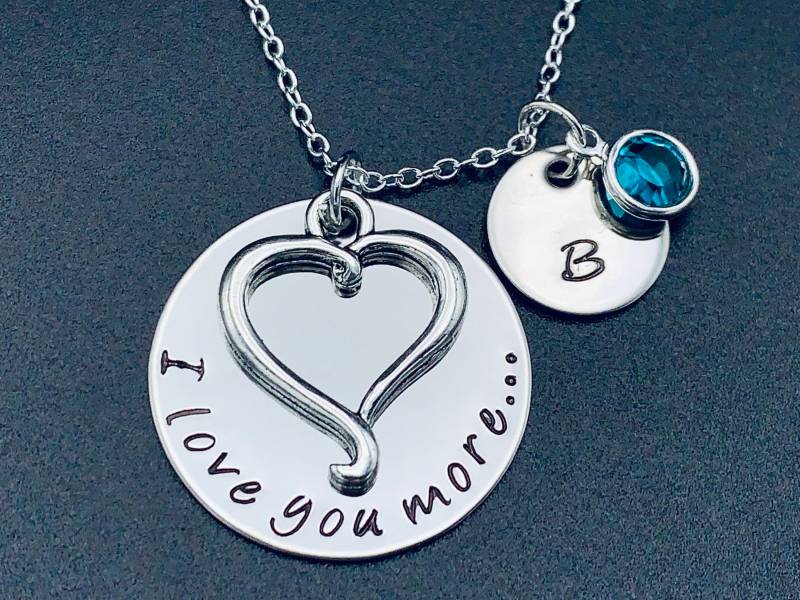 Valentinstag Geschenk/Personalisierte Herz Halskette "Ich Liebe Dich Mehr..." Handgestempelt Anhänger Mit Charm-Jubiläumsgeschenk von Ashijewelers