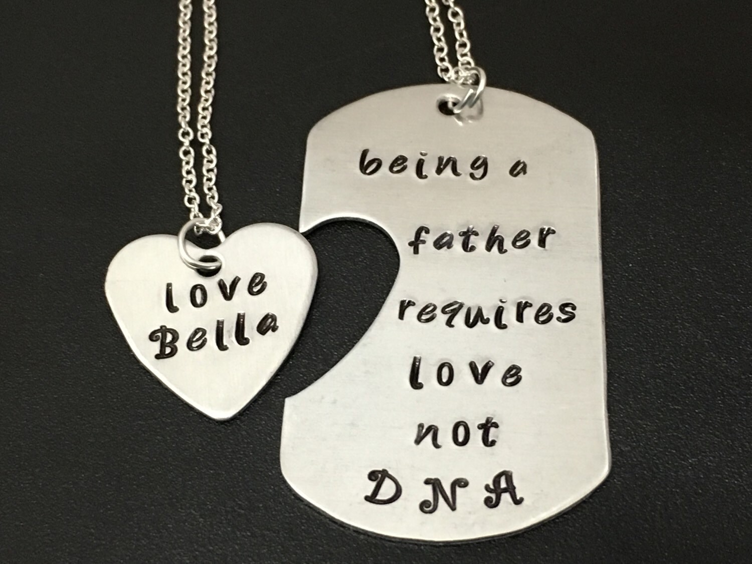 Vater Sein Braucht Liebe Nicht Dna - Personalisierter Hand Gestempelter Daddy Tochter Schlüsselanhänger Halskette Vatertagsgeschenk von Ashijewelers