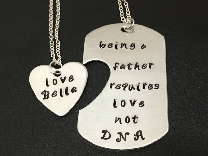 Vater Sein Braucht Liebe Nicht Dna - Personalisierter Hand Gestempelter Daddy Tochter Schlüsselanhänger Halskette Vatertagsgeschenk von Ashijewelers