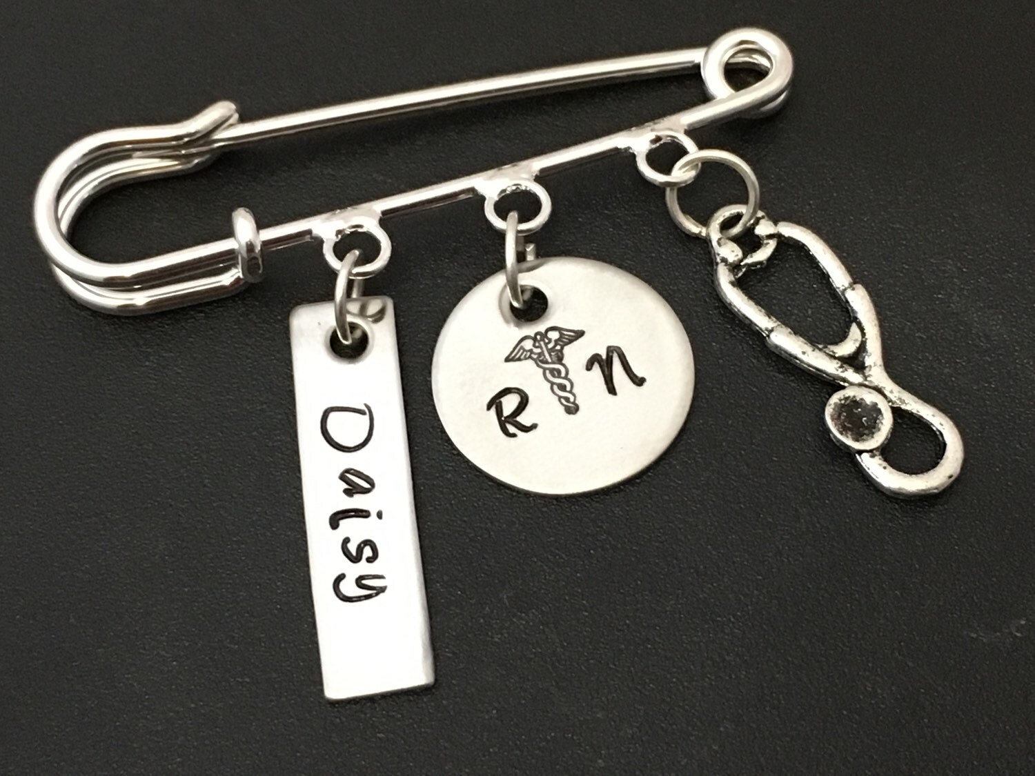 Versilbert Personalisierte Pin Für Rn, Lpn Oder Caduceus/Pinning Zeremonie Brosche Pflege Rn Absolvent Geschenk von Ashijewelers