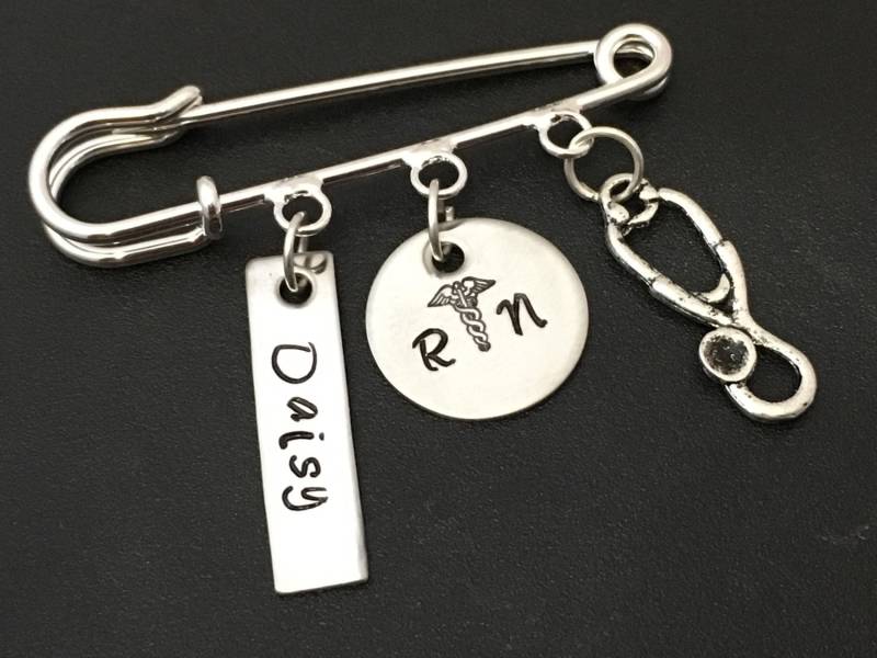 Versilbert Personalisierte Pin Für Rn, Lpn Oder Caduceus/Pinning Zeremonie Brosche Pflege Rn Absolvent Geschenk von Ashijewelers