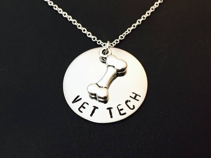 Vet Tech Hund Knochen Halskette Oder Schlüsselanhänger-Hand Gestempelt Schmuck - Personalisierte Edelstahl Haustier Charme von Ashijewelers