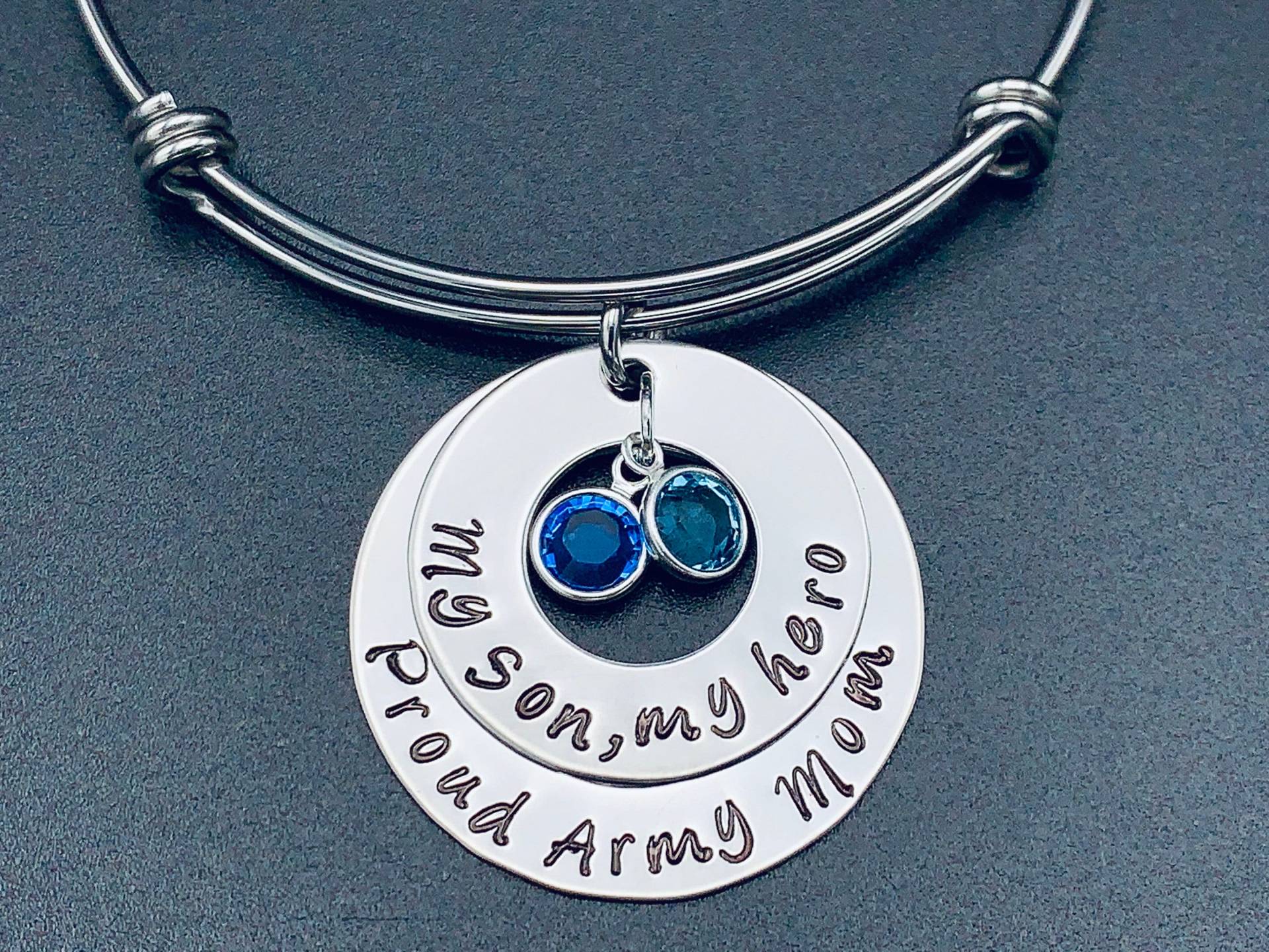 stolze Armee Mama "Mein Sohn Mein Held" Hand Gestempelt Edelstahl Anhänger Mit Birthstone Charme Armband von Ashijewelers