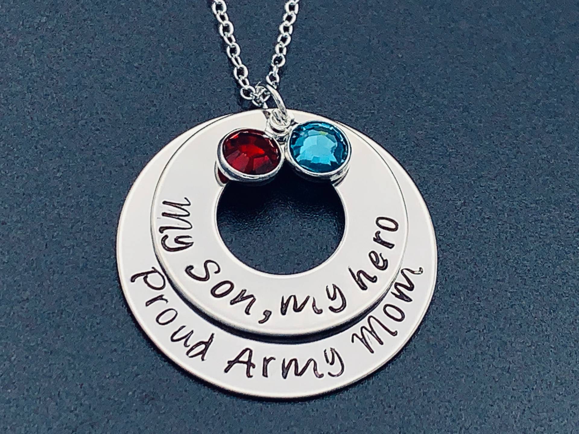 stolze Armee Mama "Mein Sohn Mein Held" Hand Gestempelt Edelstahl Anhänger Mit Birthstone Charme Und Halskette von Ashijewelers