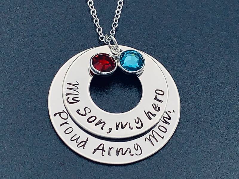 stolze Armee Mama "Mein Sohn Mein Held" Hand Gestempelt Edelstahl Anhänger Mit Birthstone Charme Und Halskette von Ashijewelers