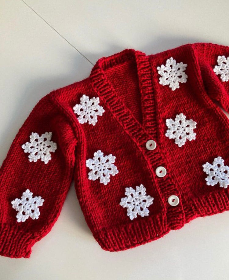 Gehäkelte Schneeflocken-strickjacke Handgestrickter Weihnachtspullover Aus Wollmischung von AshleeHandknitsogift