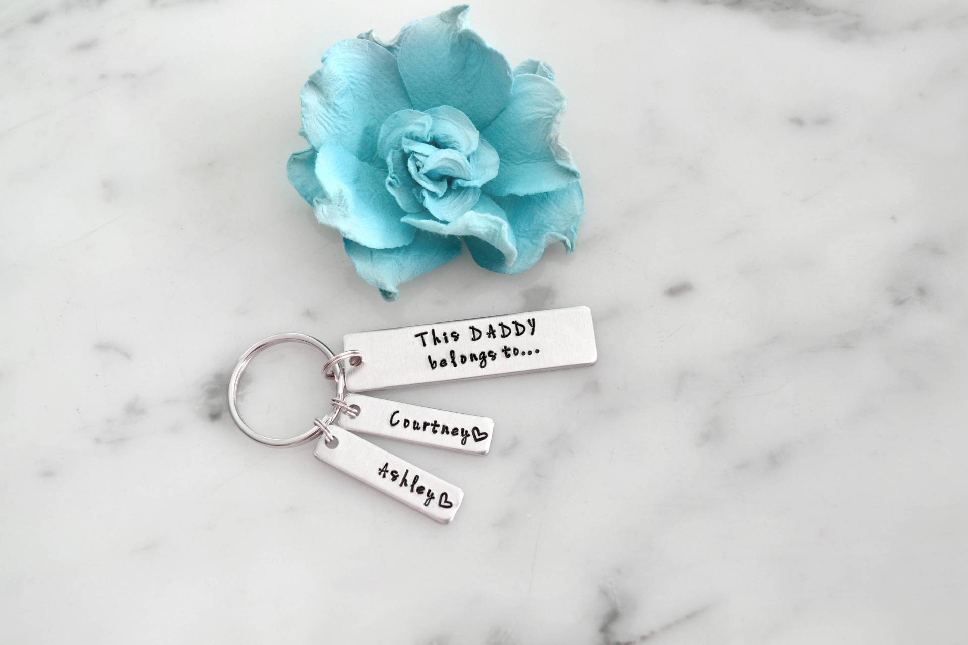 Dieser Papa Gehört Zu ... Handgefertigter Personalisierter Schlüsselanhänger | Geburtstag, Weihnachten, Vatertagsgeschenk Geschenk Für Ihn, Papa Dieser Papa Gehört Zu ... Handgefertigter Personalisierter Schlüsselanhänger | Geburtstag, Weihnachten, Vatertagsgeschenk Geschenk Für Ihn, Papa von AshleyBeeCollective