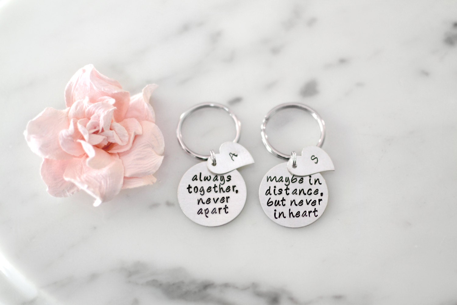 Fernbeziehung Oder Beste Freunde Schlüsselbund Set | Immer Zusammen, Nie Getrennt Mit Herzanhänger & Initialen Personalisiertes Geschenk Fernbeziehung Oder Beste Freunde Schlüsselbund Set | Immer Zusammen, Nie Getrennt Mit Herzanhänger & Initialen Personalisiertes Geschenk von AshleyBeeCollective