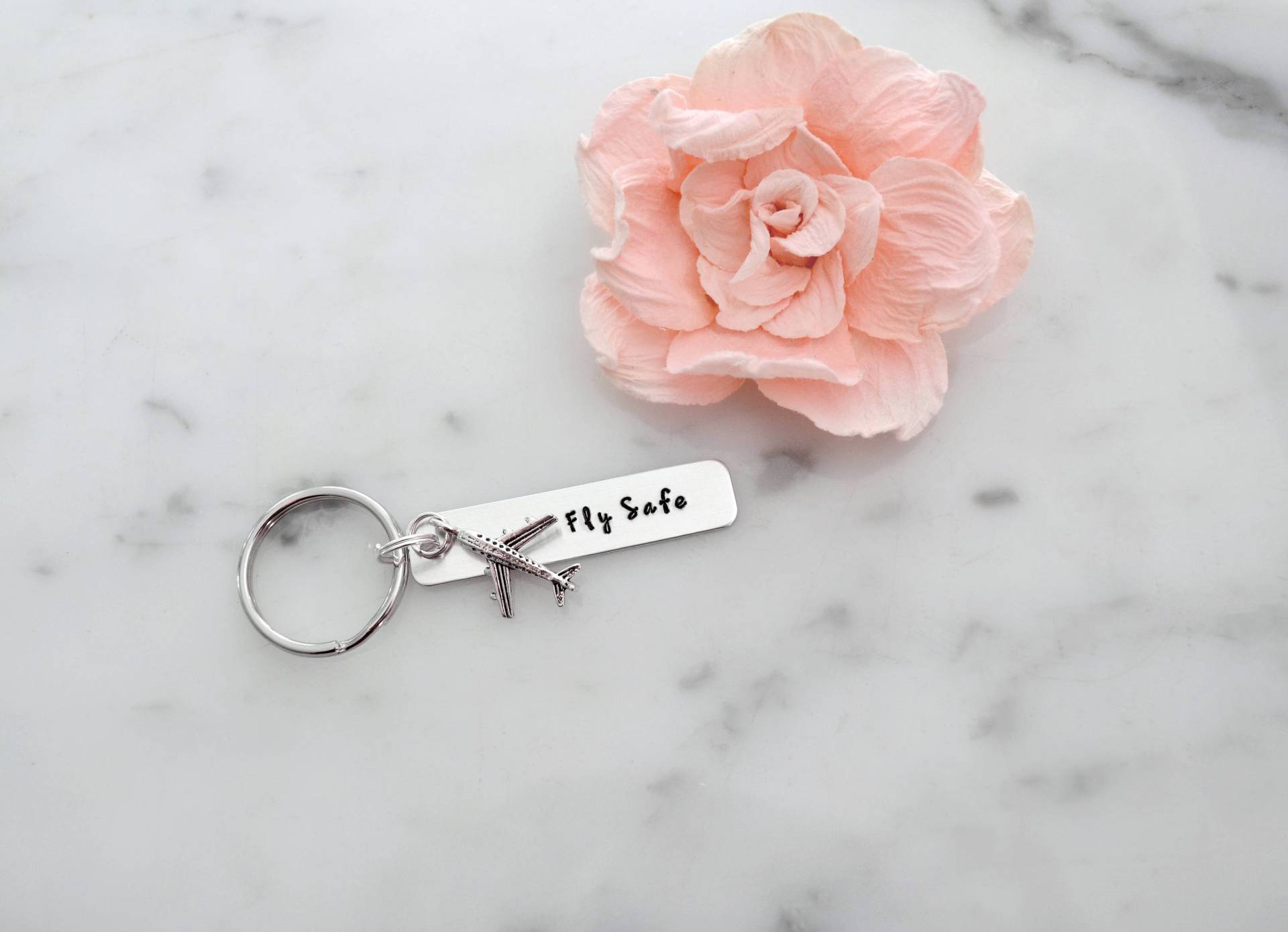 Fly Safe Schlüsselanhänger Mit Flugzeug Charm | Geschenk Für Piloten, Flugbegleiter, Reisende Fernweh Fly Safe Schlüsselanhänger Mit Flugzeug Charm | Geschenk Für Piloten, Flugbegleiter, Reisende Fernweh von AshleyBeeCollective