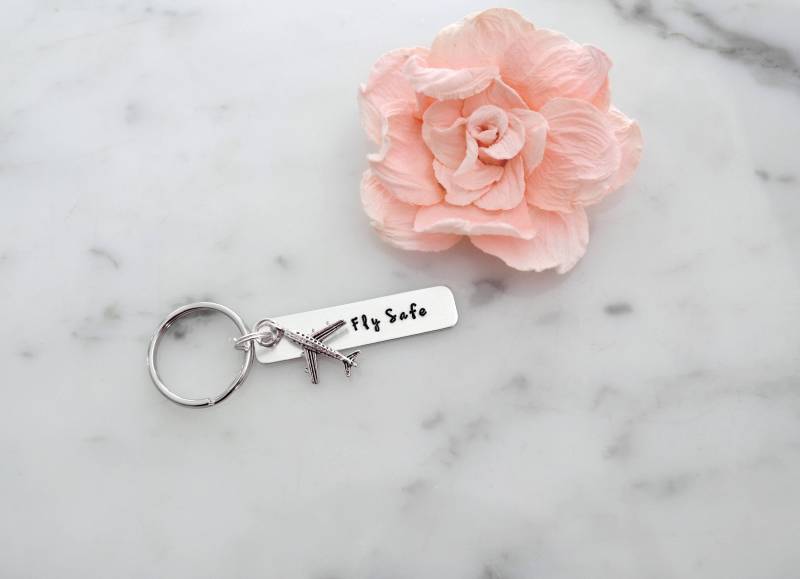 Fly Safe Schlüsselanhänger Mit Flugzeug Charm | Geschenk Für Piloten, Flugbegleiter, Reisende Fernweh Fly Safe Schlüsselanhänger Mit Flugzeug Charm | Geschenk Für Piloten, Flugbegleiter, Reisende Fernweh von AshleyBeeCollective