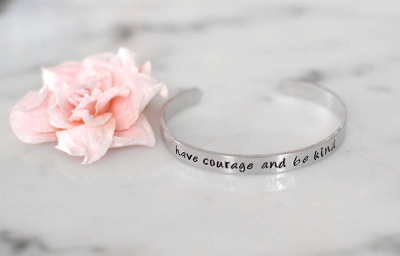 Have Courage & Be Kind "Cinderella" Handgemachtes Armband | Geburtstags Oder Weihnachtsgeschenk Für Sie Erhältlich in Gold Silber von AshleyBeeCollective