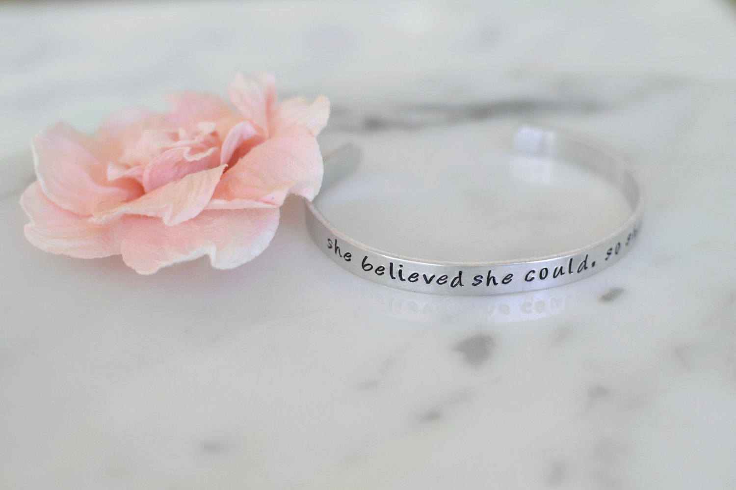Sie Glaubte, Sie Könnte, Also Tat Handgemachtes Armband | Geburtstags Oder Weihnachtsgeschenk Für Erhältlich in Gold Silber Sie Glaubte, Sie Könnte, Also Tat Handgemachtes Armband | Geburtstags Oder Weihnachtsgeschenk Für Erhältlich in Gold Silber von AshleyBeeCollective