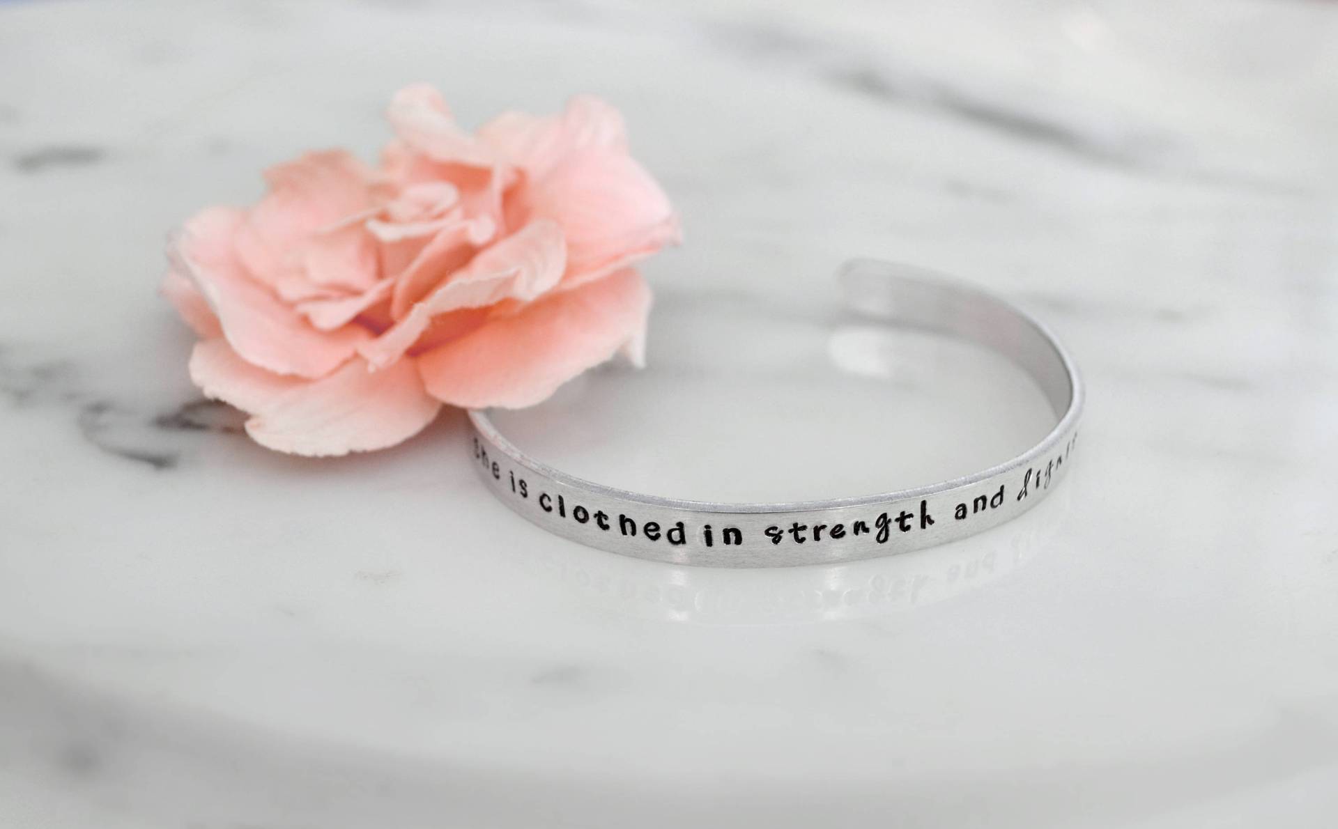Sie Ist Gekleidet in Stärke Und Würde Handmade Armband | Sprüche 31 Frau Geburtstag, Weihnachtsgeschenk Für Erhältlich Gold, Silber Sie Ist Gekleidet in Stärke Und Würde Handmade Armband | Sprüche 31 Frau Geburtstag, Weihnachtsgeschenk Für Erhältlich Gold, Silber von AshleyBeeCollective