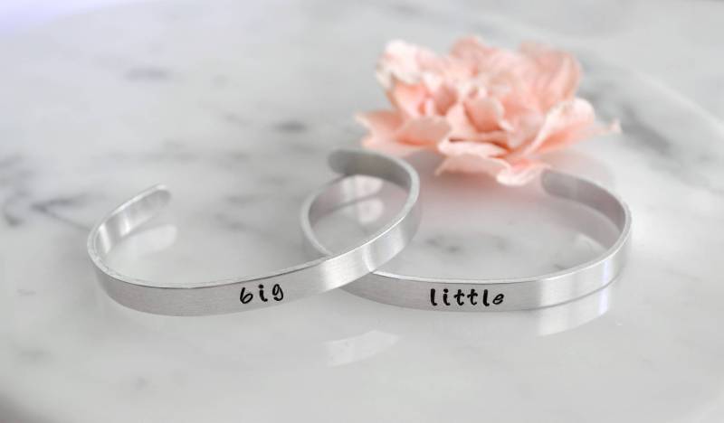 Sorority Metall Manschette Große Und Kleine Armband Set - Hand Gestempelt Mit Buchstaben Herz Stempel Auf Der Rückseite Offenbaren Oder Initiation von AshleyBeeCollective