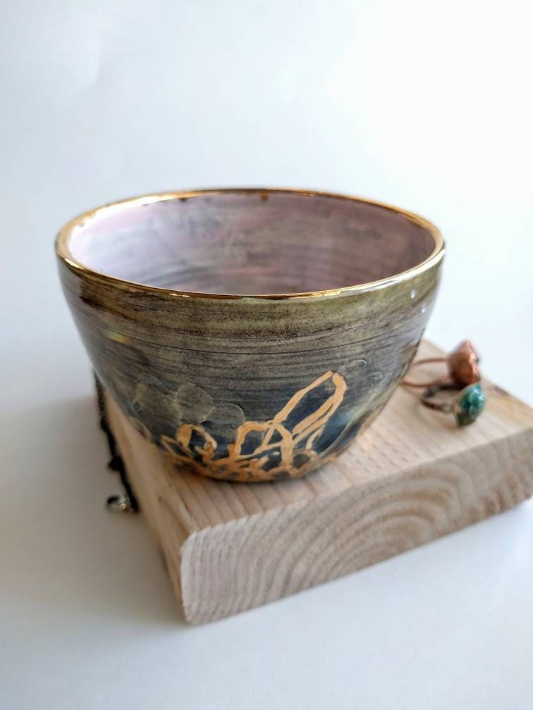 Kristall Gold Akzent Keramik Schmuck Aufbewahrung, Rosa, Moosgrün, Braun Strukturierte Ringschale, Ohrringschale, Mini Schmuckschale, Gewürzschale von AshleyBethPottery