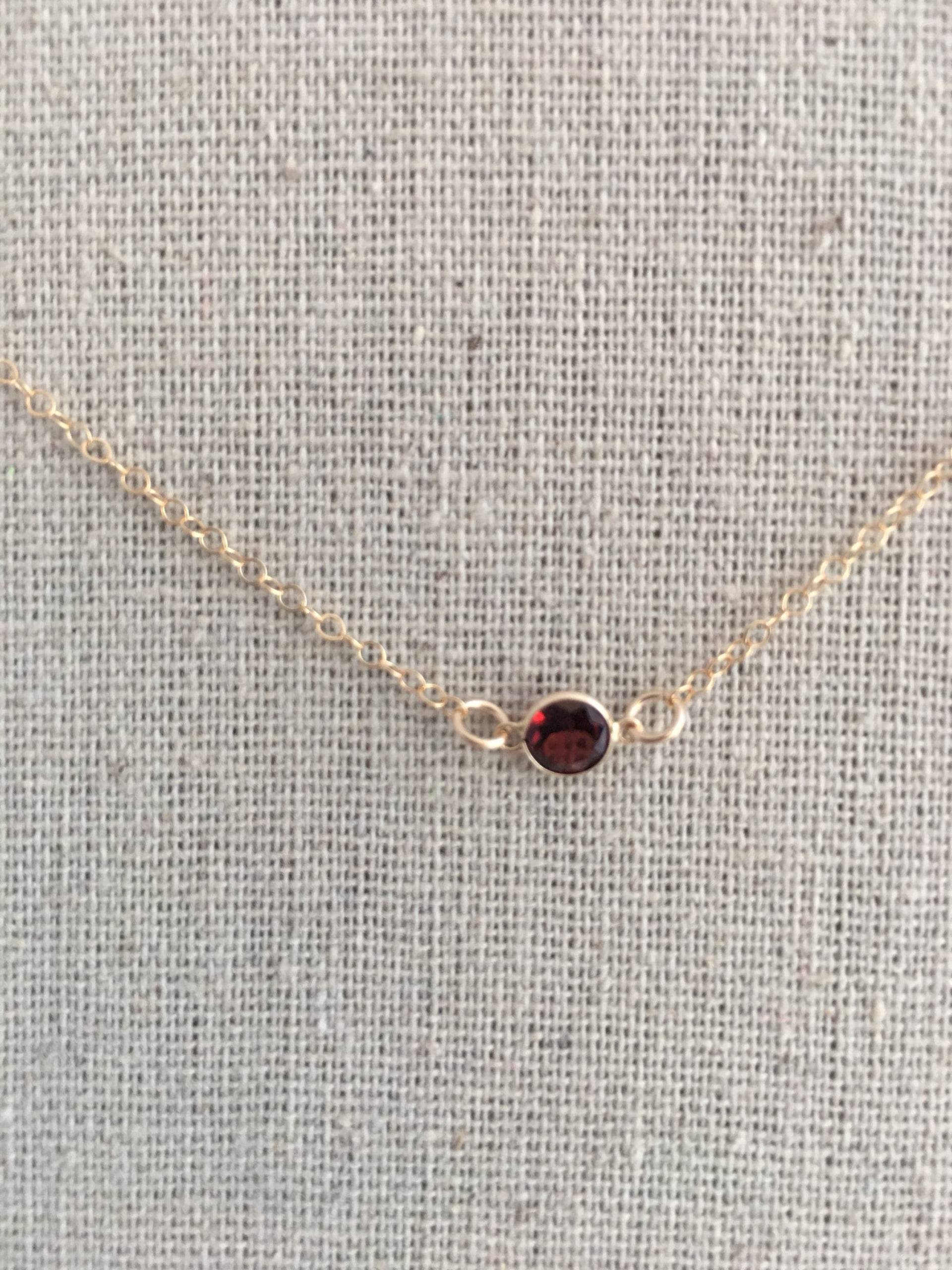 14Kt Birthstone Für Januar Granat Anhänger Mit Gold Filled Kette Zierliche, Moderne, Schicke Halskette Jeden Tag Perfekt Die Schichtung Von 14Kt Birthstone Für Januar Granat Anhänger Mit Gold Filled Kette Zierliche, Moderne, Schicke Halskette Jeden Tag Perfekt Die Schichtung Von von AshleyKDesigns