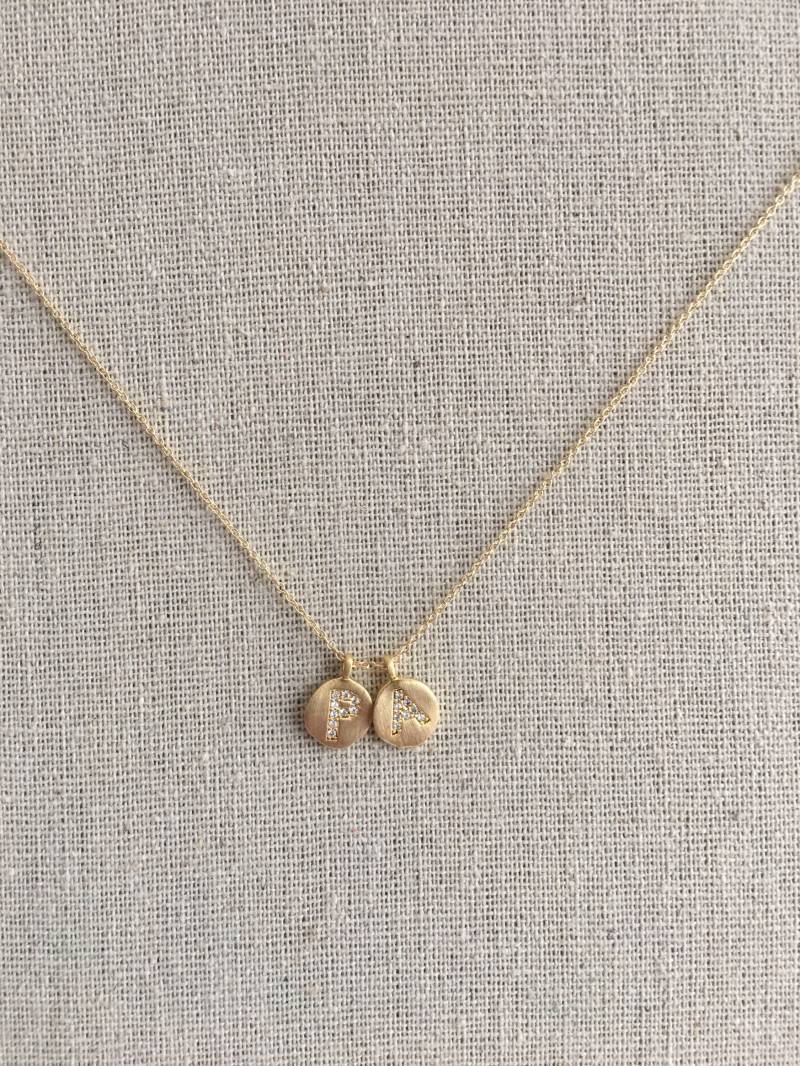 Buchstabe Charm Silber Mit Vergoldete Und Gold Filled Halskette Zierliche Schicke Für Jeden Tag Buchstabe Charm Silber Mit Vergoldete Und Gold Filled Halskette Zierliche Schicke Für Jeden Tag von AshleyKDesigns