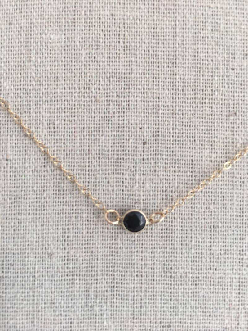 Echte 14Kt Schwarze Onix-Pandent Dainty Chic Boho Moderne Halskette Mit Gelb Goldfilled Kette Perfekt Für Die Schichtung Anderen Halsketten Echte 14Kt Schwarze Onix-Pandent Dainty Chic Boho Moderne Halskette Mit Gelb Goldfilled Kette Perfekt Für Die Schichtung Anderen Halsketten von AshleyKDesigns