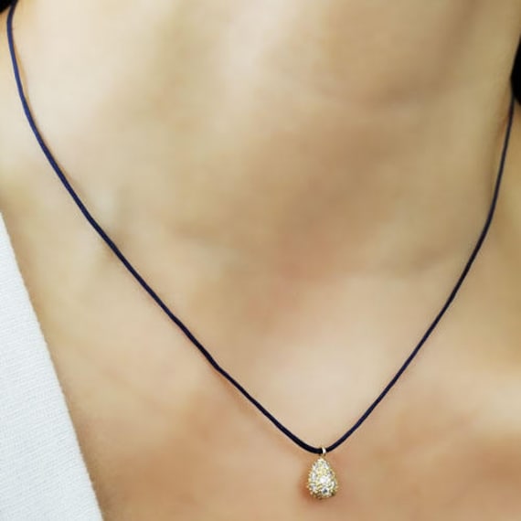 Einfache Schicke Moderne Marine-Blau Seide Nylon Schnur Silber Vergoldet Tear Drop Anhänger Schmuck Geschenk Für Frauen von AshleyKDesigns