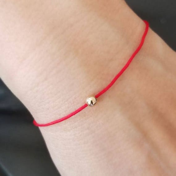 Einfacher Roter Seidennylon String Mit Gold Filled Kugel Akzent Einfacher Roter Seidennylon String Mit Gold Filled Kugel Akzent von AshleyKDesigns