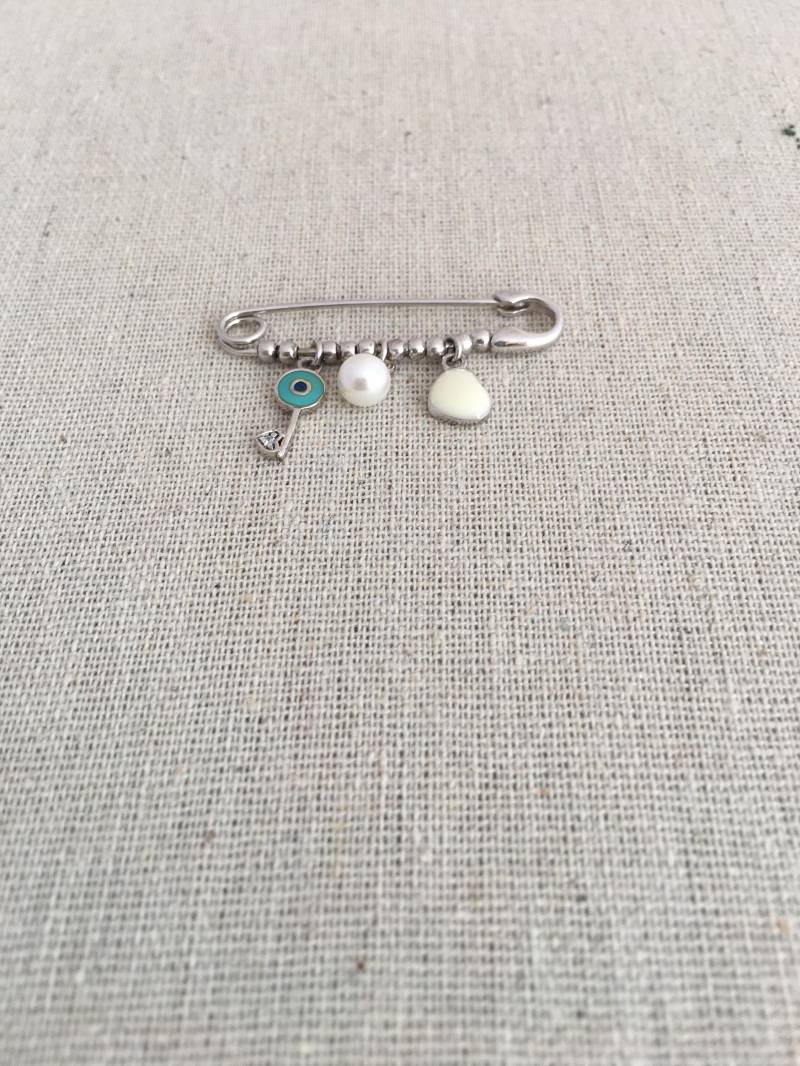 Herz Böses Auge Perle Dagling Süße Safty Pin Seine 1, 5 Zoll Breite Gut Für Denschutz Good Luck Made in Silver Herz Böses Auge Perle Dagling Süße Safty Pin Seine 1, 5 Zoll Breite Gut Für Denschutz Good Luck Made in Silver von AshleyKDesigns