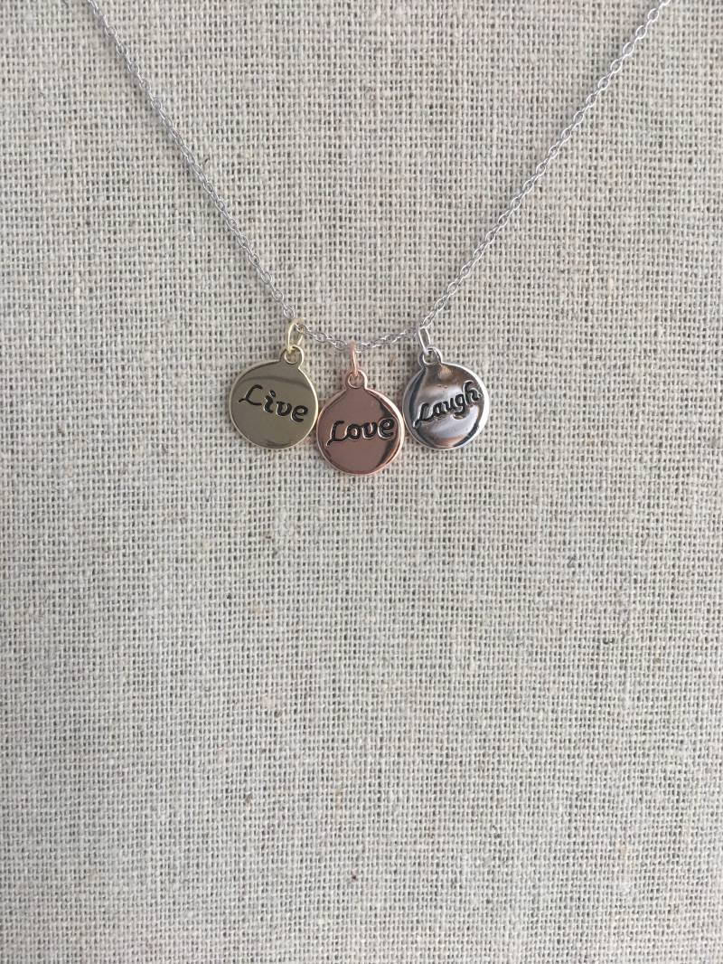 Kreis Positive Worte Süßer Anhänger Halskette Kreis Positive Worte Süßer Anhänger Halskette von AshleyKDesigns