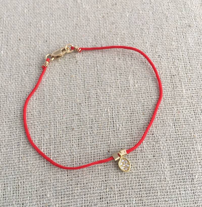 Schickes Rotes Armband Mit Blattgoldakzent Schickes Rotes Armband Mit Blattgoldakzent von AshleyKDesigns