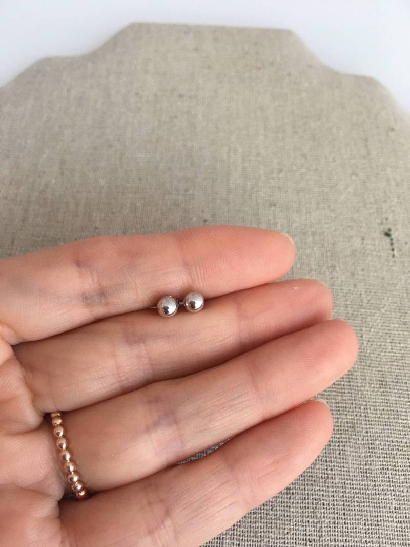 Schlichte Zierliche Runde Silber Kugel Ohrstecker Schlichte Zierliche Runde Silber Kugel Ohrstecker von AshleyKDesigns