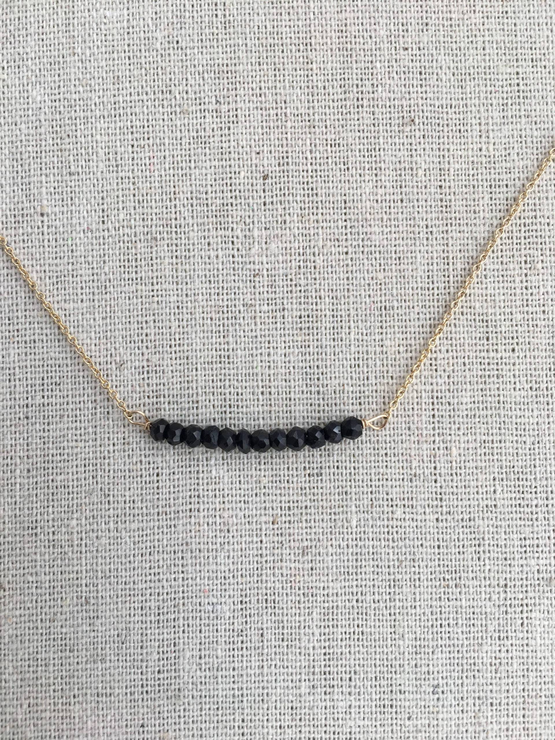 Schwarze Naturperlen Bar Halskette in Gelb Goldfilled Gemacht Schwarze Naturperlen Bar Halskette in Gelb Goldfilled Gemacht von AshleyKDesigns