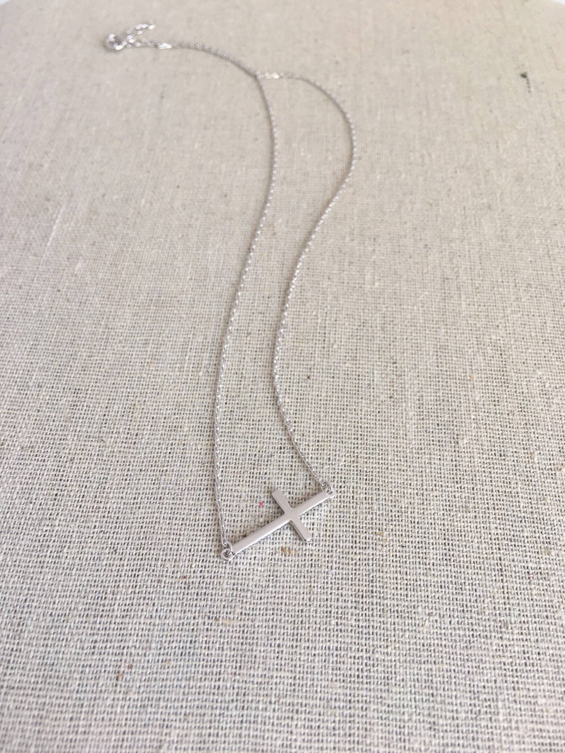 Seitliche Kreuz-Halskette Aus Sterlingsilber Mit Zierlichem Modernen Stil Seitliche Kreuz-Halskette Aus Sterlingsilber Mit Zierlichem Modernen Stil von AshleyKDesigns