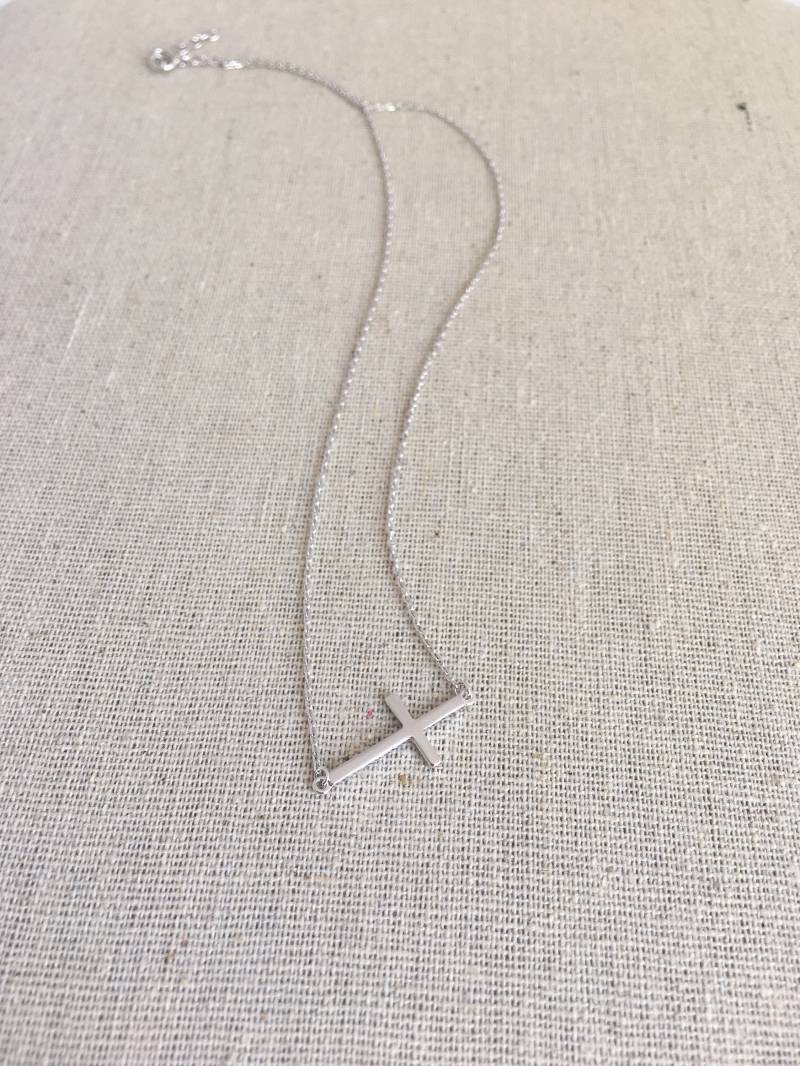 Seitliche Kreuz-Halskette Aus Sterlingsilber Mit Zierlichem Modernen Stil Seitliche Kreuz-Halskette Aus Sterlingsilber Mit Zierlichem Modernen Stil von AshleyKDesigns