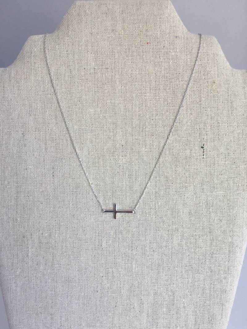 Seitliche Kreuz Halskette Silber von AshleyKDesigns