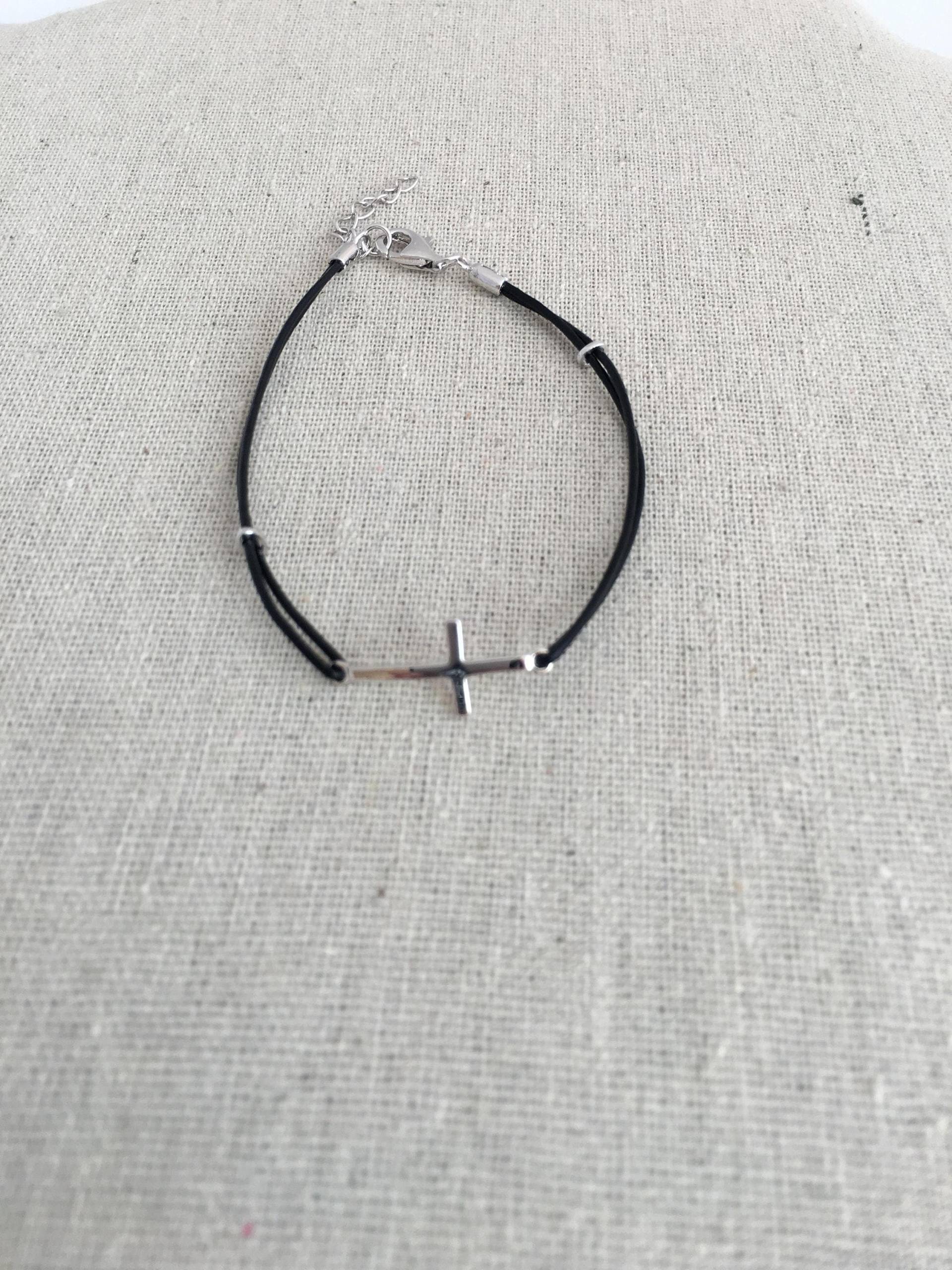 Seitliches Kreuz Schwarze Lederschnur Mit Silberkreuz Und Karabinerverschluss Perfektes Geschenk Für Männer Größe 17 cm Verstellbar Bis 20 Seitliches Kreuz Schwarze Lederschnur Mit Silberkreuz Und Karabinerverschluss Perfektes Geschenk Für Männer Größe 17 cm Verstellbar Bis 20 von AshleyKDesigns