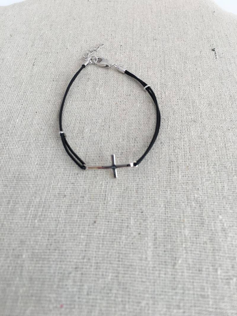 Seitliches Kreuz Schwarze Lederschnur Mit Silberkreuz Und Karabinerverschluss Perfektes Geschenk Für Männer Größe 17 cm Verstellbar Bis 20 Seitliches Kreuz Schwarze Lederschnur Mit Silberkreuz Und Karabinerverschluss Perfektes Geschenk Für Männer Größe 17 cm Verstellbar Bis 20 von AshleyKDesigns