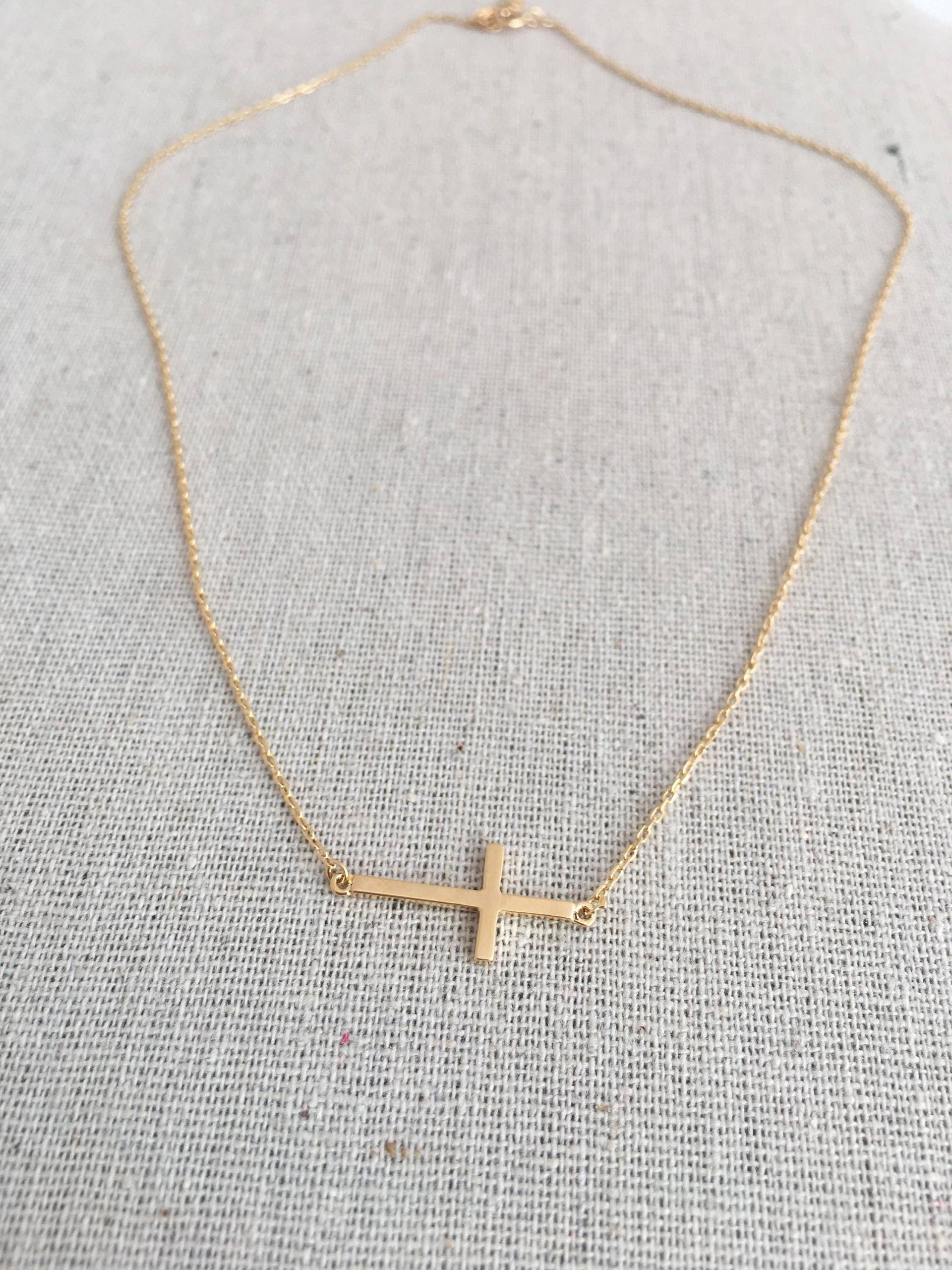 Seitliches Kreuz in Sterling Silber Mit Gelb Gold Überzogene Halskette Einstellbare Länge 16 Bis 18 Zoll Seitliches Kreuz in Sterling Silber Mit Gelb Gold Überzogene Halskette Einstellbare Länge 16 Bis 18 Zoll von AshleyKDesigns