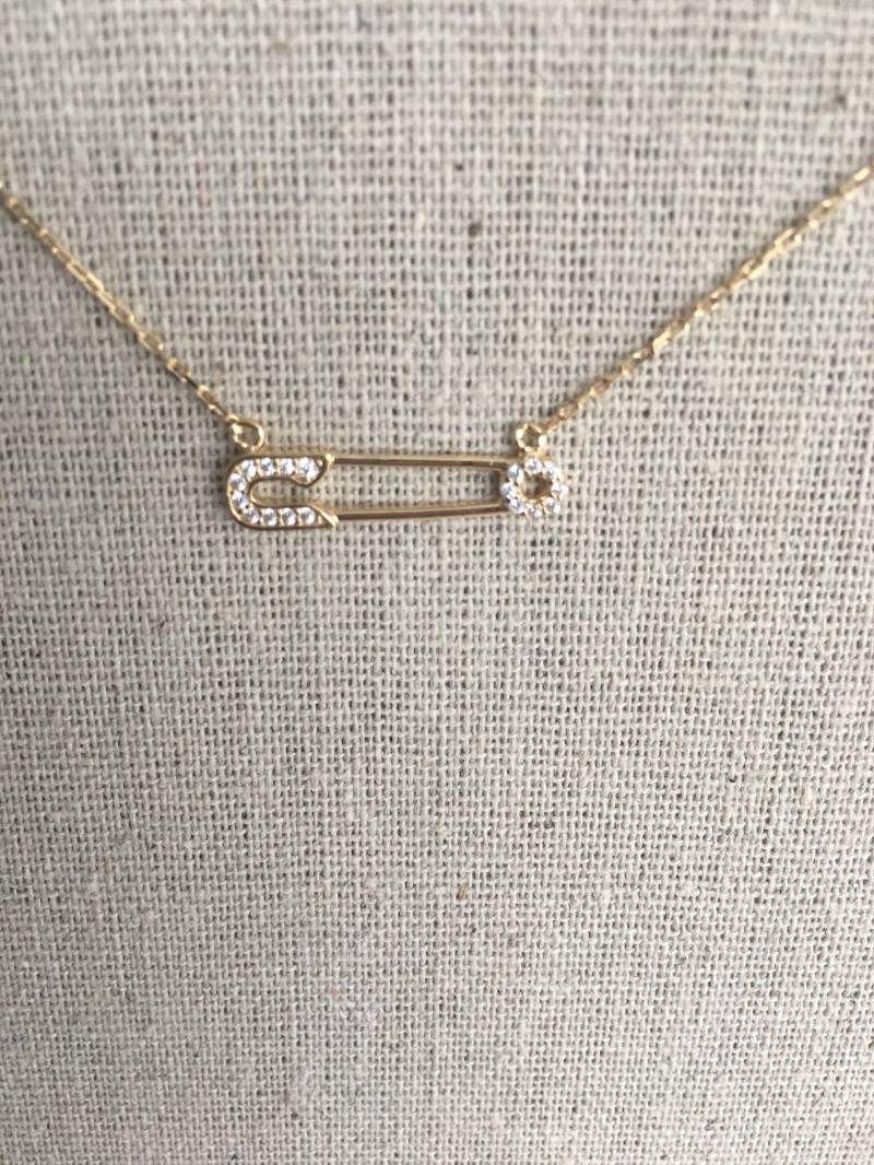 Sicherheitsnadel Zierliche Niedliche Charm Halskette von AshleyKDesigns