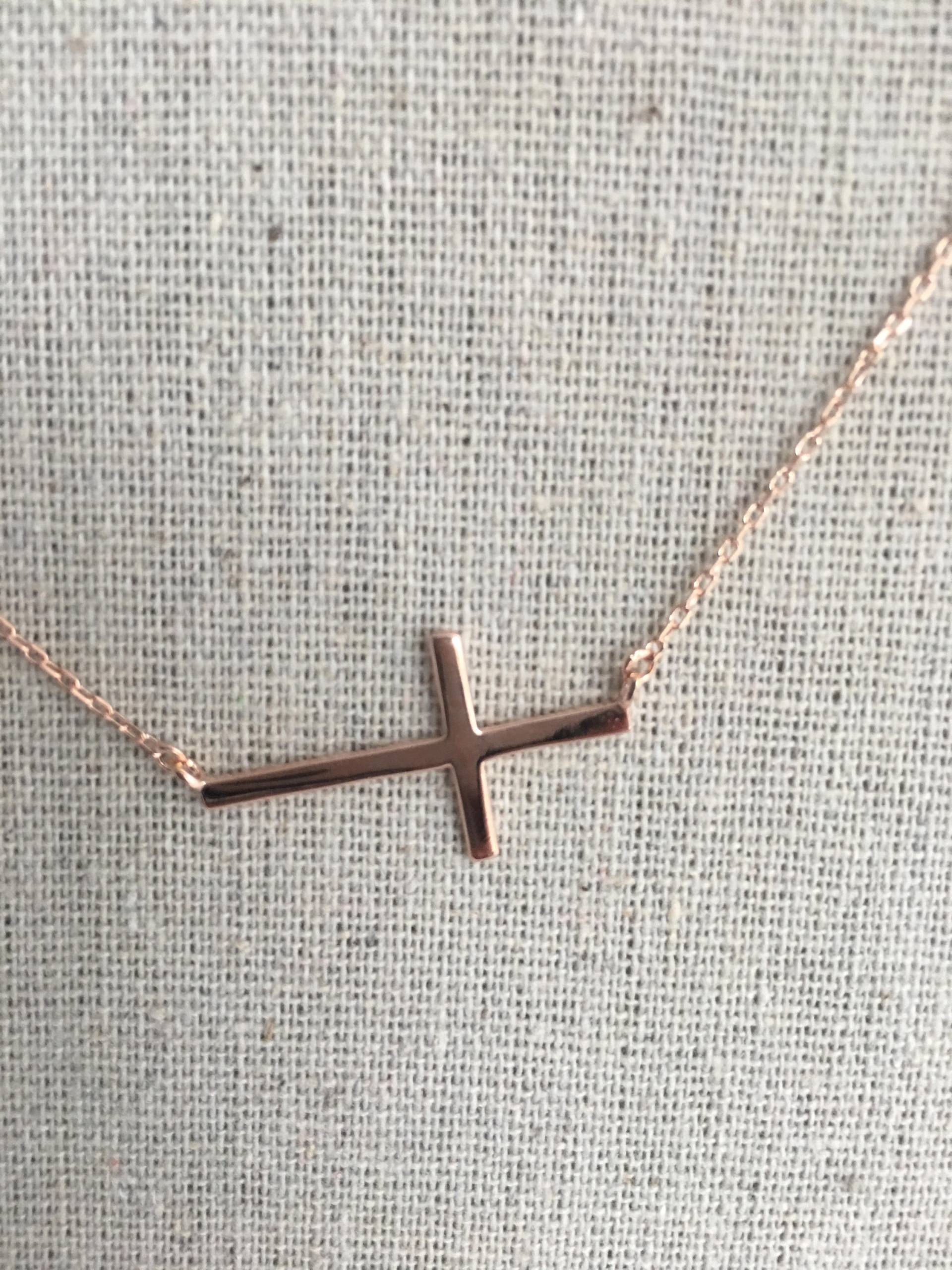 Sided Cross Sideway Zierliche Kreuz Halskette Minimalist Schmuck Sided Cross Sideway Zierliche Kreuz Halskette Minimalist Schmuck von AshleyKDesigns