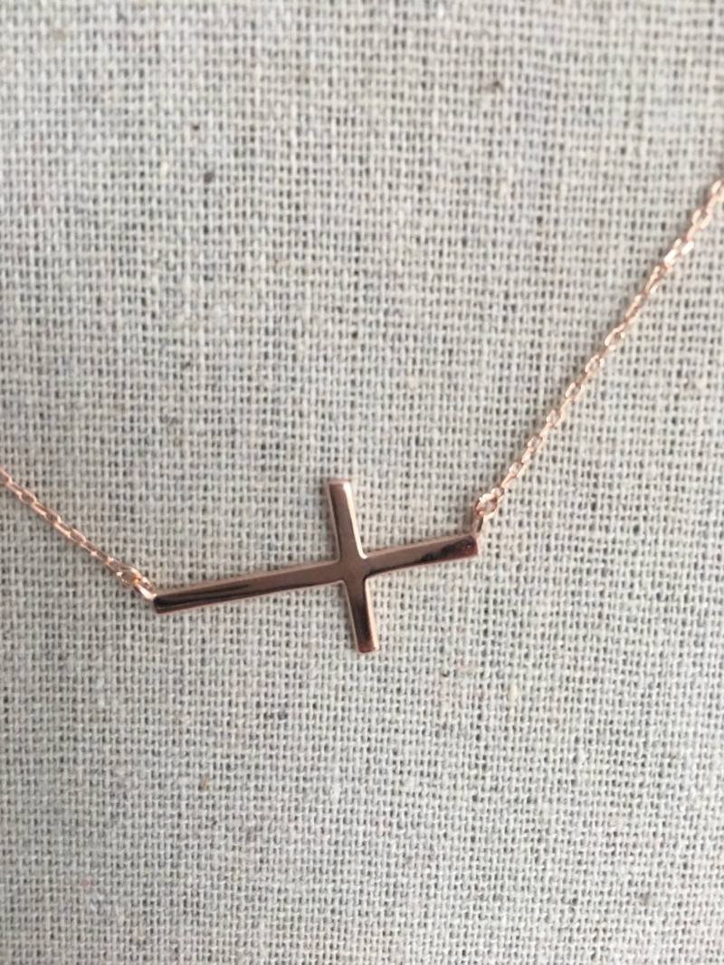 Sided Cross Sideway Zierliche Kreuz Halskette Minimalist Schmuck von AshleyKDesigns